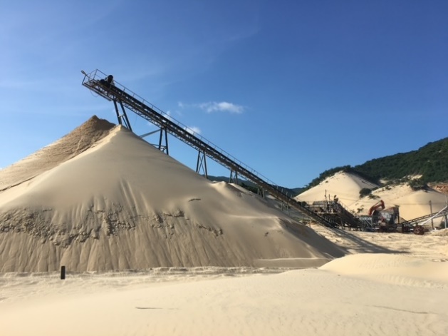 ベトナム珪砂の採掘現場